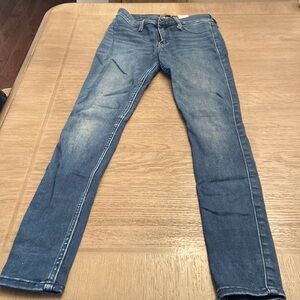 Abercrombie & Fitch “Harper low rise jean legging” Size 24 waist/ 00